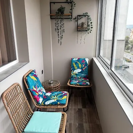 Apartment & Sunny Cherry Warna